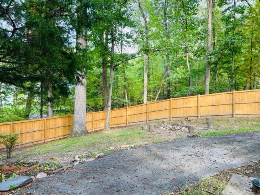 Mountain Lake Retreat - Hot Tub, Lake, Fire Pit, Wineries, Restaurant Harper's Ferry Esterno foto