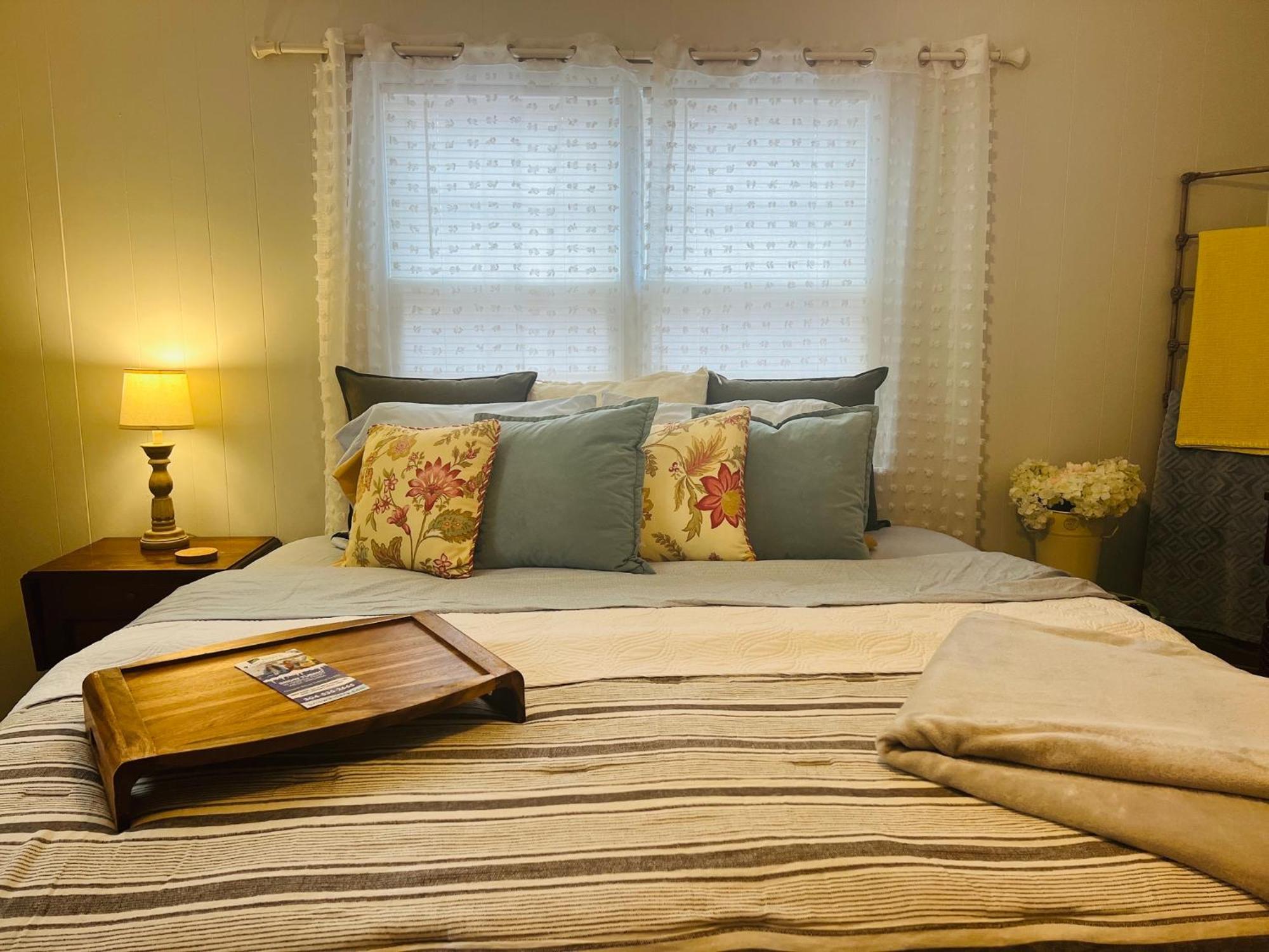 Mountain Lake Retreat - Hot Tub, Lake, Fire Pit, Wineries, Restaurant Harper's Ferry Esterno foto