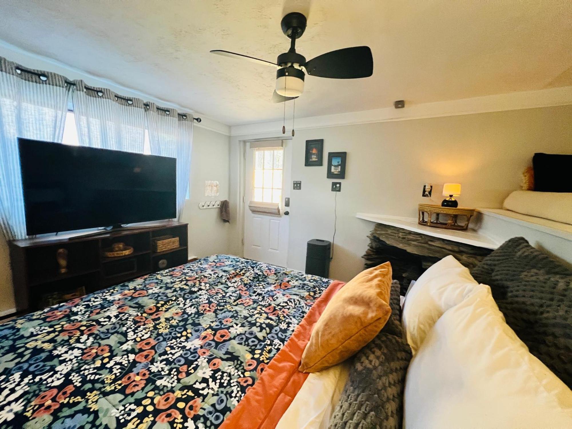 Mountain Lake Retreat - Hot Tub, Lake, Fire Pit, Wineries, Restaurant Harper's Ferry Esterno foto